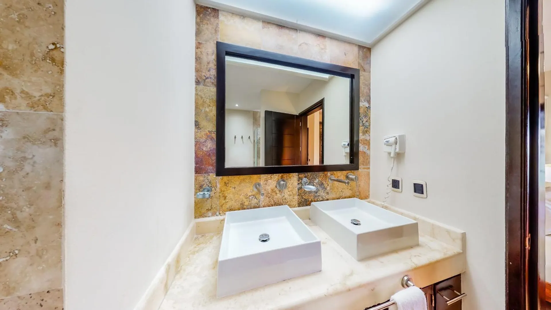 Residences El Faro, Coral 305 Playa del Carmen Apartment